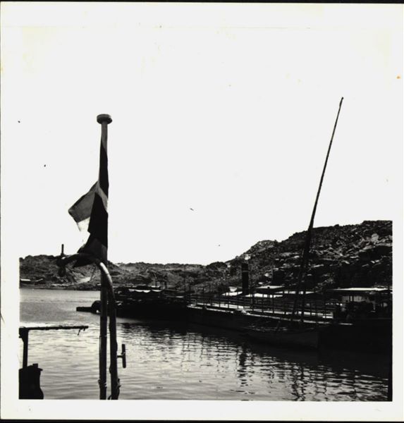 Photograph taken in the area of the site of Ellesiya, when Lake Nasser had already formed and was full. Some boats for transport are visible. In the background, the Nubian landscape.