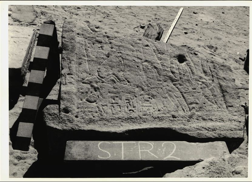 Magazzino di Wadi es-Sebua, uno dei 66 blocchi del tempio di Ellesiya immagazzinati in attesa di essere trasportati a Torino, dopo il dono della Repubblica Araba Unita alla Repubblica Italiana. Stele del Restauro, in facciata, a destra dell’ingresso, commissionata da Ramesse II, rappresentato a destra, mentre alla sinistra si trovano Amon-Ra davanti a Horus di Maiam. 
