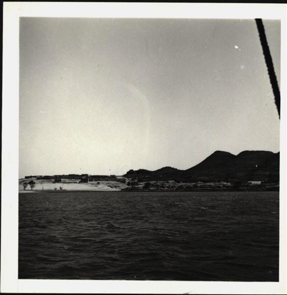 Fotografia scattata nell’area del sito di Ellesiya, quando il lago Nasser era già ampio e formato. Sullo sfondo, si vede il paesaggio nubiano. 