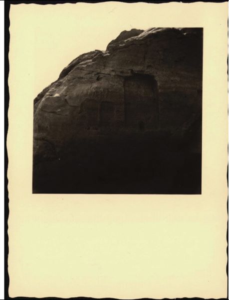 Particolare di due stele ricavate dalla roccia nella facciata laterale sinistra del tempio rupestre di Ellesiya. Fotografia scattata durante la fase di innalzamento del Lago Nasser, che avrebbe sommerso questi ambienti.