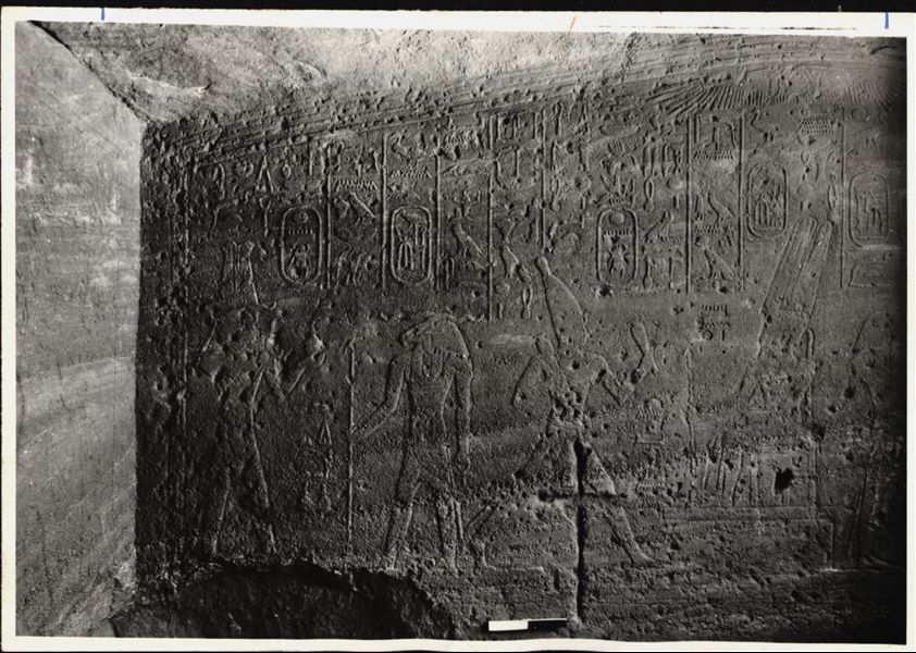 Fotografia di una decorazione di una parete del tempio di Ellesiya nella sua posizione originale, in Nubia, poco prima che l’acqua del Nilo iniziasse a crescere a causa della costruzione della diga di Assuan, che avrebbe sommerso la zona. Fotografia scattata poco prima dello spostamento del tempio, nella metà degli anni ’60.