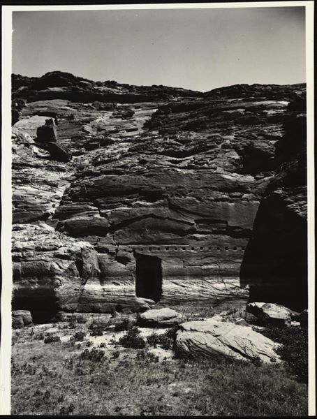 Fotografia del tempio di Ellesiya nella sua posizione originale, in Nubia, poco prima che l’acqua del Nilo iniziasse a crescere a causa della costruzione della diga di Assuan, che avrebbe sommerso la zona. Fotografia scattata poco prima dello spostamento del tempio, nella metà degli anni ’60.