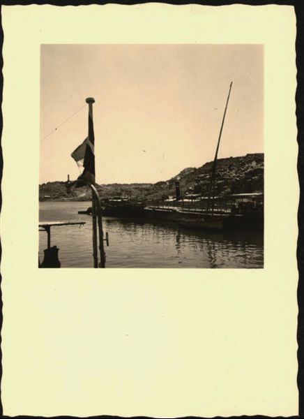 Photograph taken in the area of the site of Ellesiya, when Lake Nasser had already formed and was full. Some boats for transport are visible. In the background, the Nubian landscape.