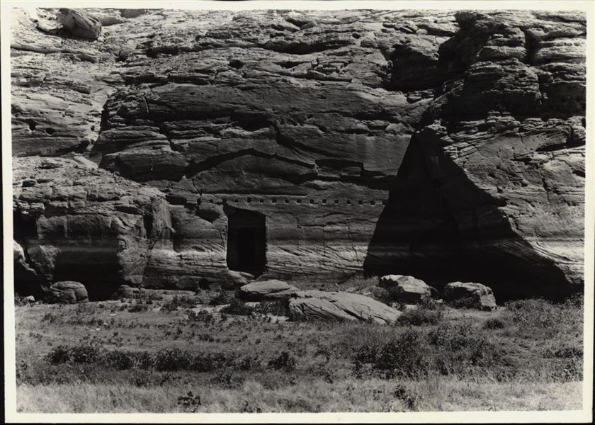 Fotografia del tempio rupestre di Ellesiya nel suo luogo originale, all’interno del paesaggio Nubiano. Fotografia scattata poco prima che le acque, a causa della costruzione della diga di Assuan, iniziassero a crescere fino a sommergere il tempio.