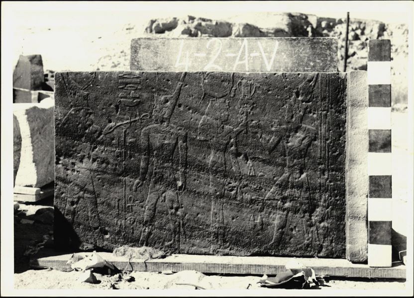Magazzino di Wadi es-Sebua, uno dei 66 blocchi del tempio di Ellesiya immagazzinati in attesa di essere trasportati a Torino, dopo il dono della Repubblica Araba Unita alla Repubblica Italiana. Scena della parete destra della sala trasversale, con le rappresentazioni di Horus di Buhen, Thutmosi III, Hathor e di nuovo Thutmosi III. 