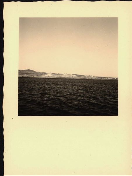 Fotografia scattata nell’area del sito di Ellesiya, quando il lago Nasser era già ampio e formato. Sullo sfondo, si vede il paesaggio nubiano.