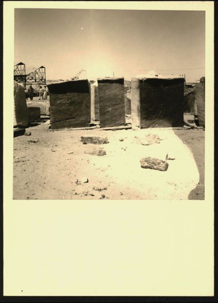 Magazzino di Wadi es-Sebua, dove per un breve periodo furono immagazzinati i blocchi del tempio di Ellesiya, tagliato in 66 parti (nell’immagine si vedono 3 blocchi) e salvato dal crescente Lago Nasser, che avrebbe in poco tempo sommerso l’area. 