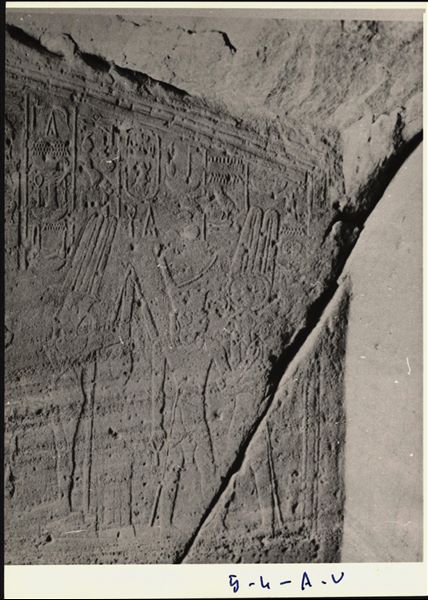 Fotografia di una parte interna del tempio di Ellesiya, poco prima del suo spostamento. Fotografia scattata nella metà degli anni ’60. Parete sinistra della sala trasversale, sono riconoscibili il dio Min, a sinistra, mentre, a destra, il dio Montu abbraccia il faraone. 