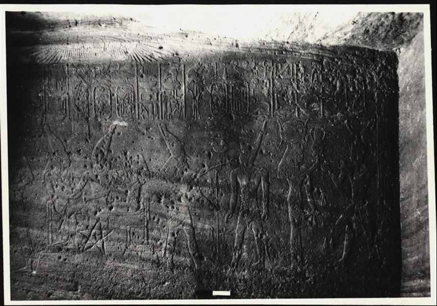 Fotografia di una parete del tempio di Ellesiya nella sua posizione originale, in Nubia, poco prima che l’acqua del Nilo iniziasse a crescere a causa della diga costruzione della di Assuan, che avrebbe sommerso la zona. Fotografia scattata poco prima dello spostamento del tempio, nella metà degli anni ’60.