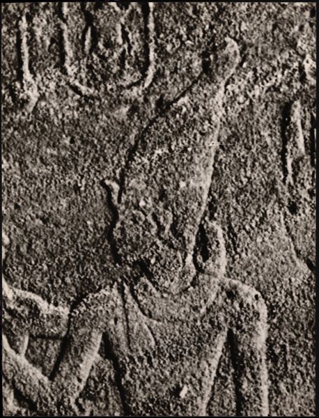Fotografia di un dettaglio, rappresentante il faraone Thutmosi III, di una parete interna del tempio di Ellesiya nella sua posizione originale, in Nubia, poco prima che l’acqua del Nilo iniziasse a crescere a causa della costruzione della diga di Assuan, che avrebbe sommerso la zona. Fotografia scattata poco prima dello spostamento del tempio, nella metà degli anni ’60.