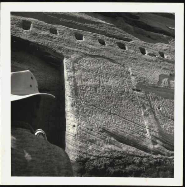 Particolare di una stele ricavata dalla roccia nella facciata del tempio rupestre di Ellesiya. Fotografia scattata durante la fase di innalzamento del Lago Nasser, che avrebbe sommerso questi ambienti.