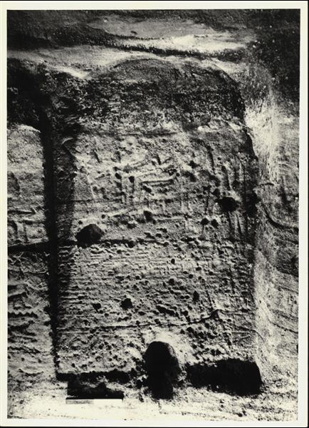 Fotografia di una parete del tempio di Ellesiya nella sua posizione originale, in Nubia, poco prima che l’acqua del Nilo iniziasse a crescere a causa della costruzione della diga di Assuan, che avrebbe sommerso la zona. Fotografia scattata poco prima dello spostamento del tempio, nella metà degli anni ’60. 