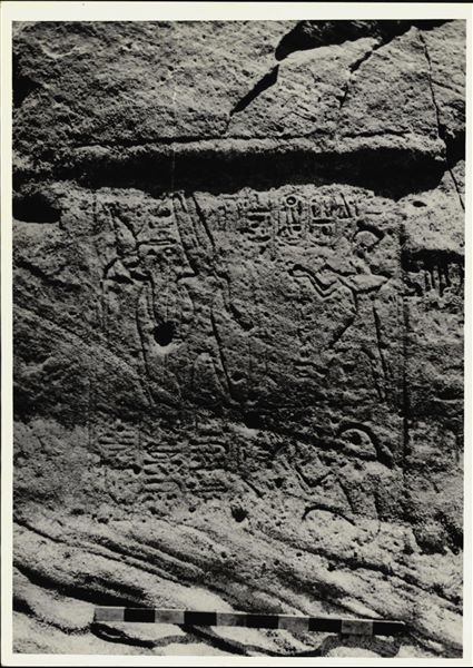 Fotografia di una parete del tempio di Ellesiya nella sua posizione originale, in Nubia, poco prima che l’acqua del Nilo iniziasse a crescere a causa della costruzione della diga di Assuan, che avrebbe sommerso la zona. Fotografia scattata poco prima dello spostamento del tempio, nella metà degli anni ’60.