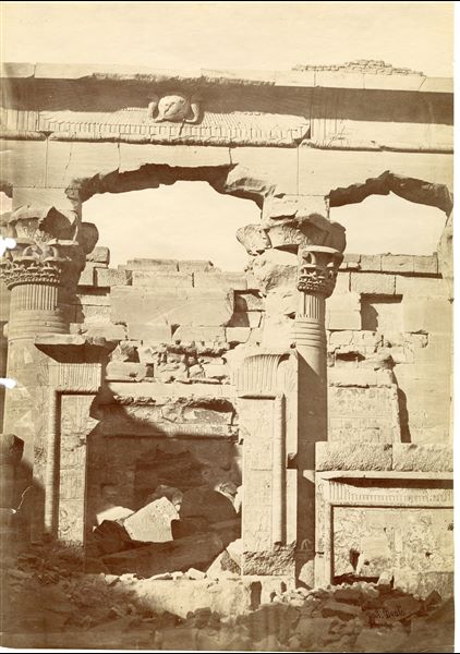 Lo scatto riprende da prospettiva ravvicinata il portale d'accesso alla parte interna del tempio di Kalabsha in Nubia. In basso a destra la firma dell’autore.