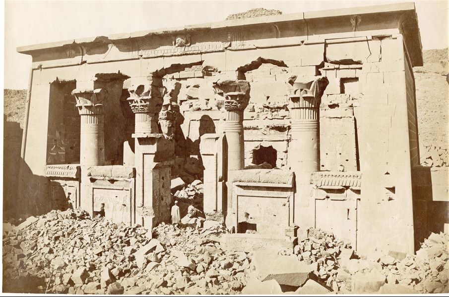 Veduta del tempio di Kalabsha costruito in onore del dio Mandulis, nella sua posizione originaria, e non ancora restaurato né ripulito. La firma dell’autore è posta in basso a destra.