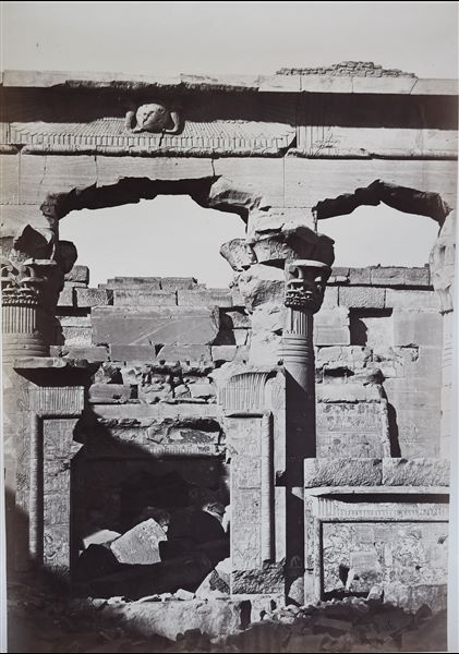 Veduta della parte frontale dell’accesso alla parte più interna del tempio di Kalabsha, in Nubia, costruito dall’imperatore Augusto. La firma dell’autore è posta in basso a destra.