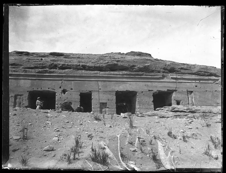 Accesso a una tomba a Elkab. Davanti all'ingresso un egiziano e due asini. 