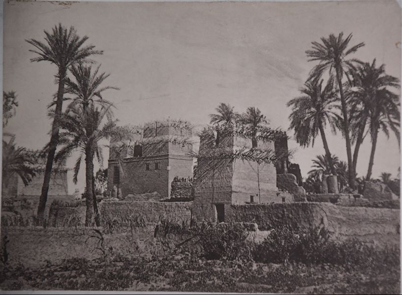 Veduta di alcune costruzioni in mattoni crudi, in un contesto paesaggistico egiziano. 