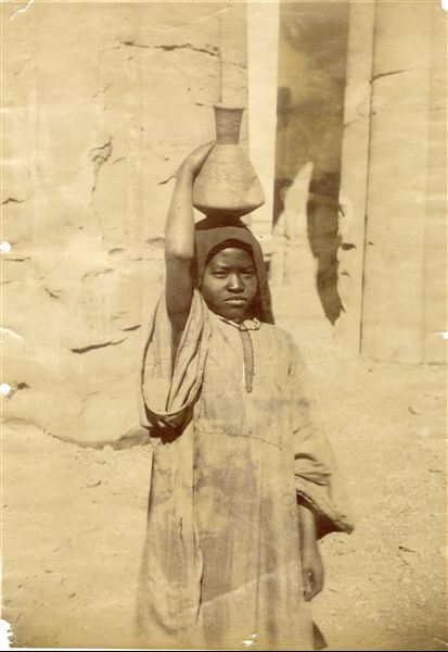 Ritratto di una giovane portatrice d’acqua, fotografata a Karnak. 