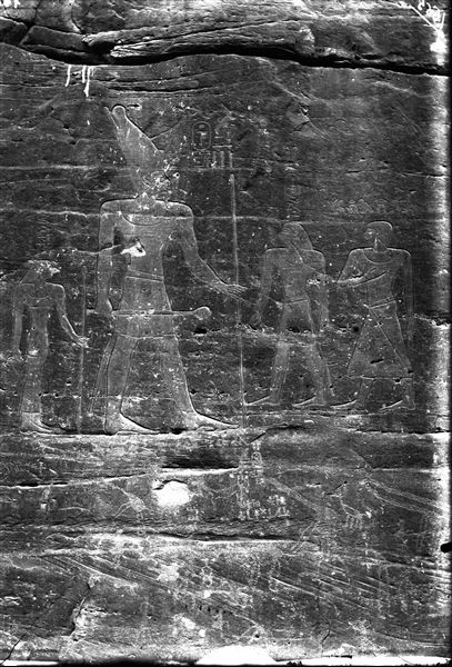 Iscrizione e rappresentazione rupestre di Montuhotep II, alla cui destra si trovano il padre, Antef III, e il tesoriere Khety, alla sinistra la regina Iah, madre di Montuhotep II.