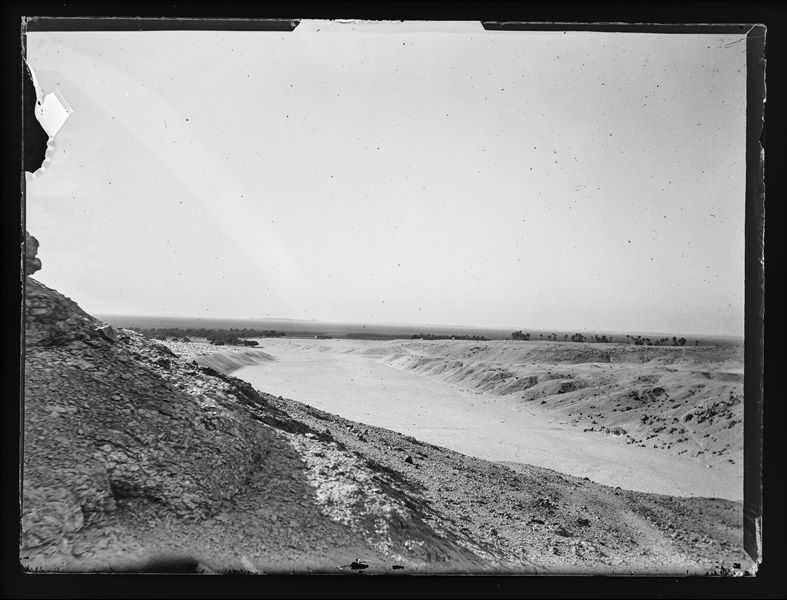 Paesaggio egiziano all’inizio del deserto, in un’area attualmente non riconosciuta. Sullo sfondo la pianura verdeggiante lungo il corso del Nilo. 