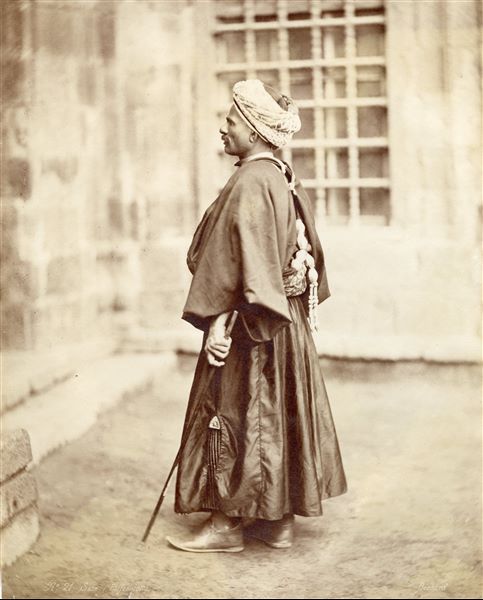 Lo scatto mostra un palafreniere in abito tradizionale egiziano, preso di profilo. La firma dell'autore è posta in basso a destra.