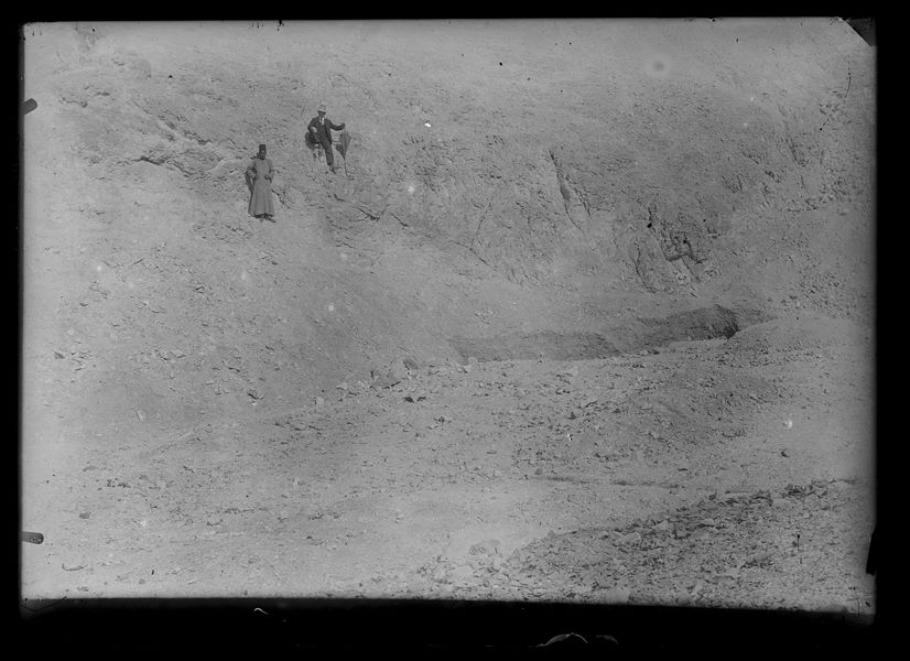 Su una parete di una collina rocciosa, sono immortalati un egiziano e un europeo, al momento non riconoscibili.