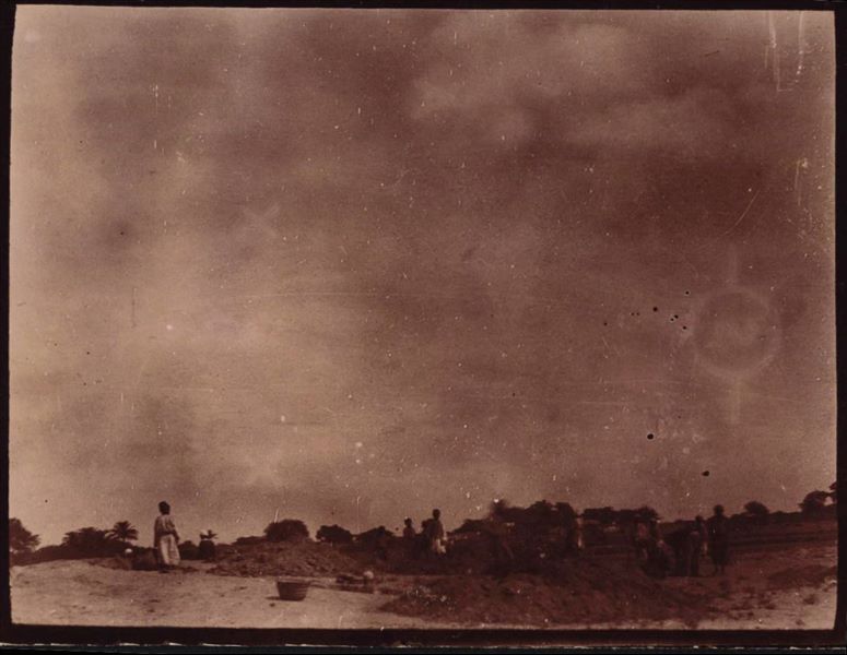 Momento di scavo in un’area non ancora riconosciuta nel sito di Eliopoli. Scavi Schiaparelli.