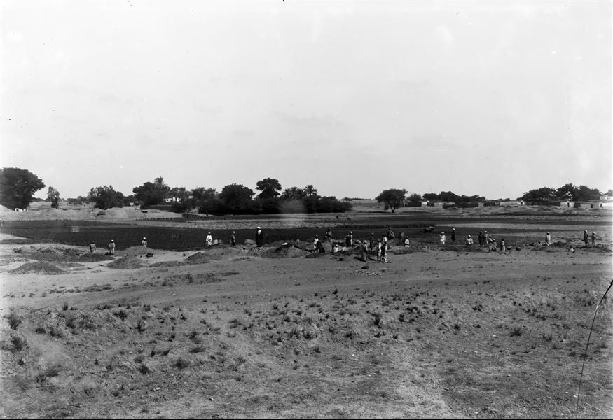 Scavo nei pressi della piramide, a est del temenos e dell’obelisco. Scavi Schiaparelli.