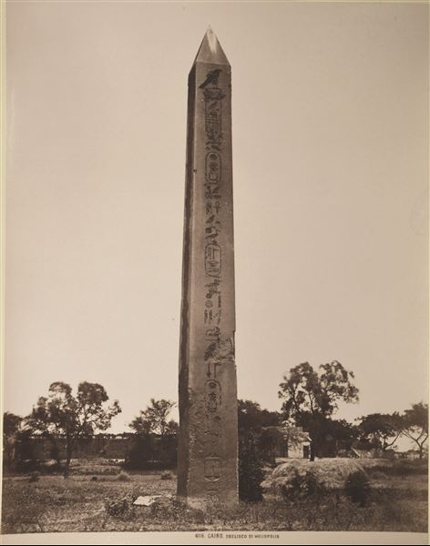 Fotografia dell’obelisco in granito eretto dal faraone Sesostri I, in un’area sacra allora non ancora indagata dagli scavi archeologici.
