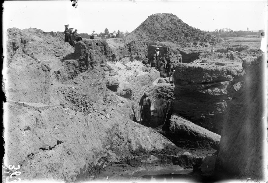 South-east area of the sacred enclosure. Excavating a trench, remains of a building. Schiaparelli excavations.
