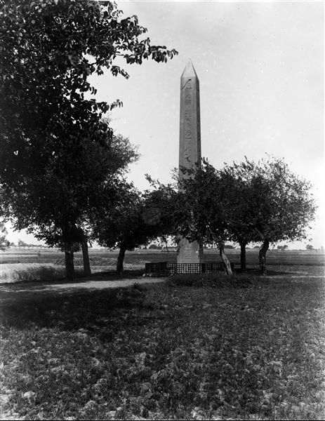 Area of the sacred enclosure, east side of the obelisk of Sesostris I (from the north-east) and the last part of the road. In the background on the left, we can recognise the tree-lined avenue that delimits the south side of the temple precinct. Schiaparelli excavations.