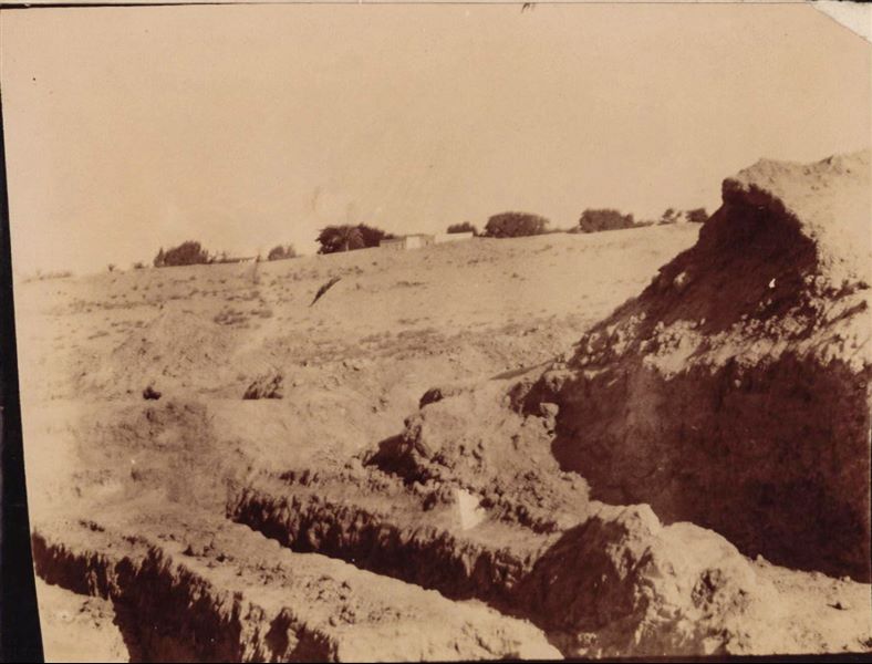 Fotografia di una trincea durante gli scavi a Eliopoli della Missione Archeologica Italiana. Scavi Schiaparelli