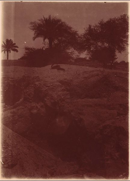 Trincea di scavo nell’area del santuario del sole. Fotografia sovraesposta e realizzata a seppia. Scavi Schiaparelli.