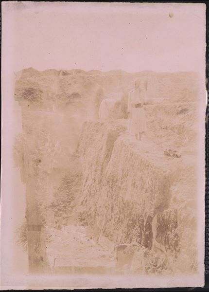 Trincea di scavo nell’area del santuario del sole. Fotografia sovraesposta e realizzata a seppia. Scavi Schiaparelli.