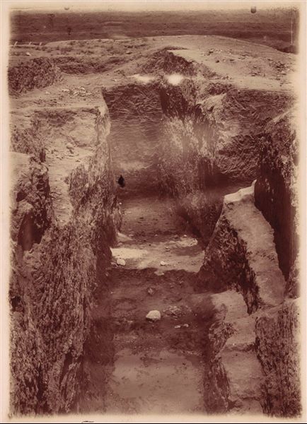 Trincea di scavo nell’area del santuario del sole. Fotografia sovraesposta e realizzata a seppia. Scavi Schiaparelli.