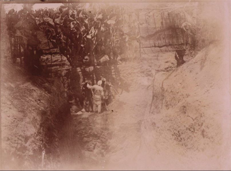 Trincea di scavo a ridosso di un muro, forse la casa di Latif, un signore egiziano che a Eliopoli possedeva una casa e un terreno. Scavi Schiaparelli.