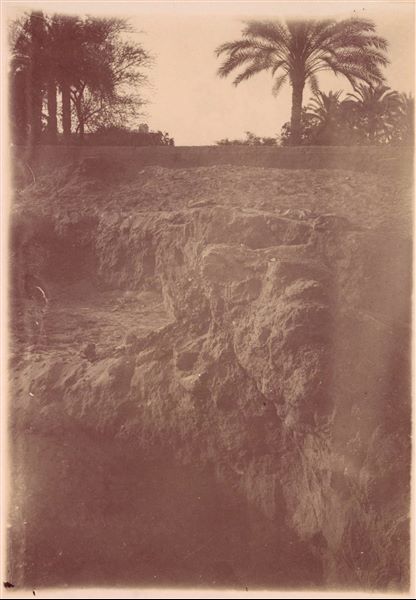 Trincea di scavo nell’area del santuario del sole. Fotografia sovraesposta e realizzata a seppia. Scavi Schiaparelli.