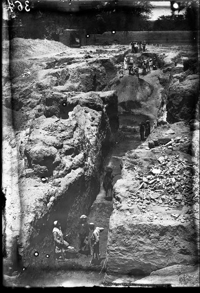 Scavo nell’area del Santuario del Sole; si riconosce sullo sfondo il giardino di Latif. Scavi Schiaparelli.