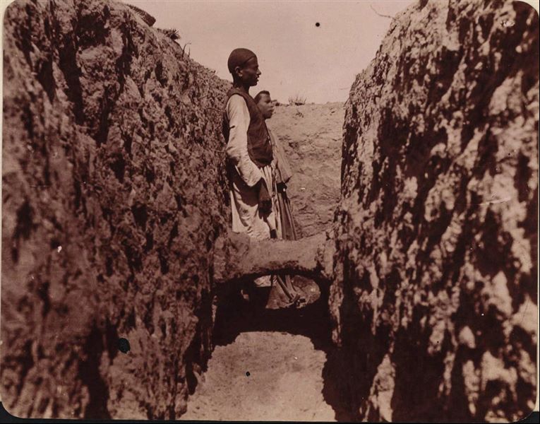 Fotografia di un elemento architettonico a forma di ponte che emerge durante gli scavi nel sito archeologico di Eliopoli. Scavi Schiaparelli.