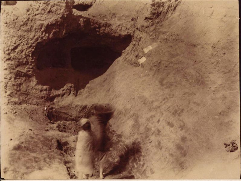 Fotografia di una trincea durante gli scavi a Eliopoli della Missione Archeologica Italiana. Il bambino fotografato risulta mosso. Scavi Schiaparelli.