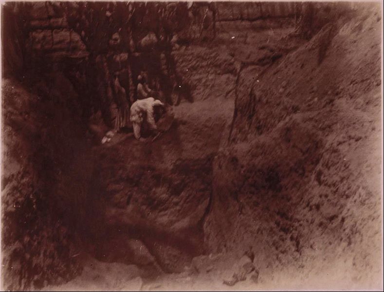 Trincea di scavo a ridosso di un muro, forse la casa di Latif, un signore egiziano che a Eliopoli possedeva una casa e un terreno. Scavi Schiaparelli.