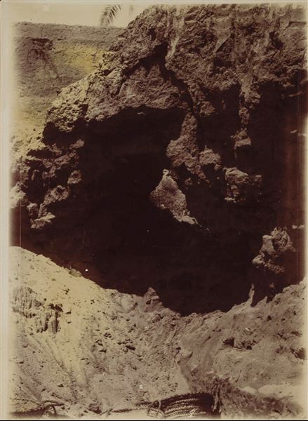 Trincea di scavo nell’area del santuario del sole. Sullo sfondo si trova il muro della casa di Latif. Fotografia sovraesposta e realizzata a seppia. Scavi Schiaparelli.