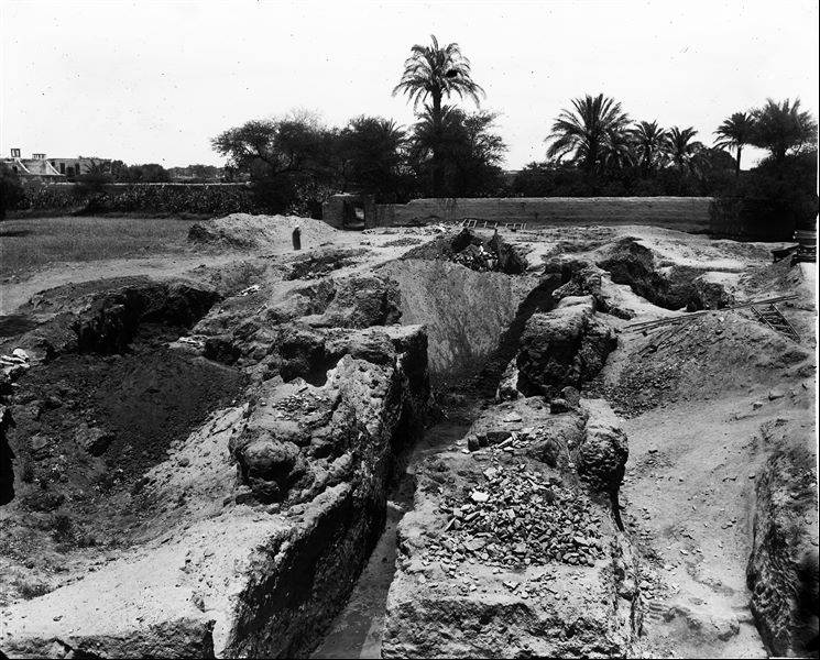 Scavo nell’area del Santuario del Sole; si riconosce sullo sfondo il giardino di Latif. Scavi Schiaparelli.