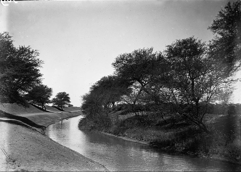 Fotografia probabilmente scattata nei pressi del canale Ity, che delimita il lato ovest del temenos. Scavi Schiaparelli.