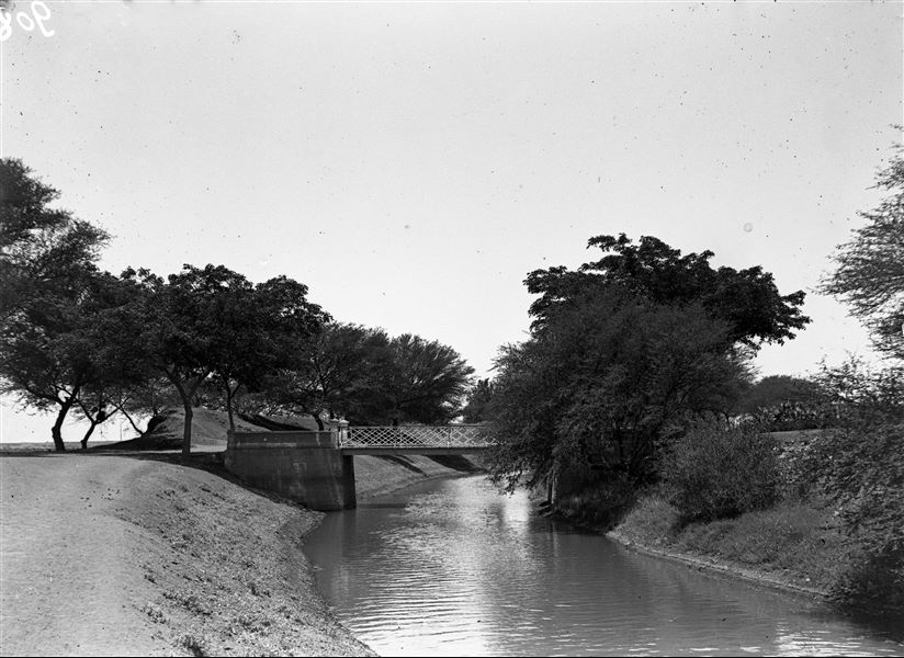 Fotografia probabilmente scattata nei pressi del canale Ity, che delimita il lato ovest del temenos. Scavi Schiaparelli.