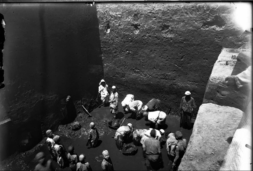 Probable trench in Kom, it can be observed that excavations had reached a muddy layer due to the presence of an aquifer very close to the surface. Schiaparelli excavations.