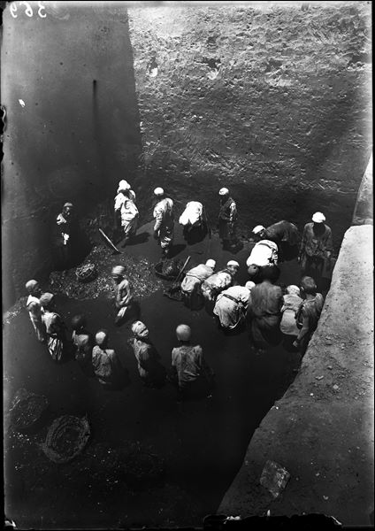 Probable trench in Kom, it can be observed that excavations had reached a muddy layer due to the presence of an aquifer very close to the surface. Schiaparelli excavations.