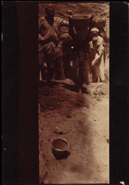 Momento di scavo in un’area non ancora riconosciuta nel sito di Eliopoli. Scavi Schiaparelli.