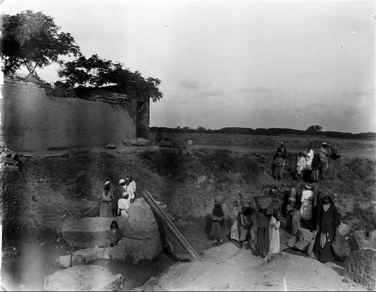 Tempio di Mnevis, trincea con frammenti del naos di Psammetico nel tempio di Mnevis. Scavi Schiaparelli.